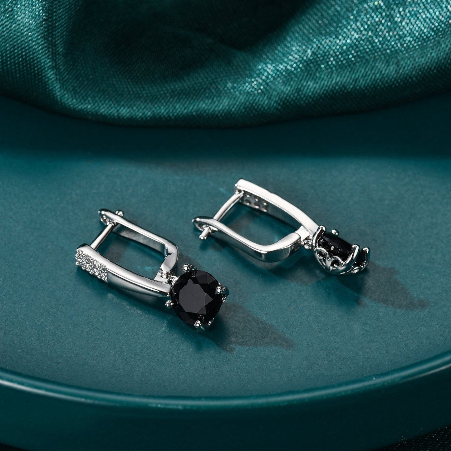 Elegant Vintage-Inspired Drop Earrings